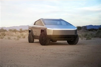 Tesla Cybertruck ударили ногой, а дверь не деформировалась.