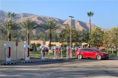 Tesla придумала новые способы взимать дополнительную плату в часы пик.